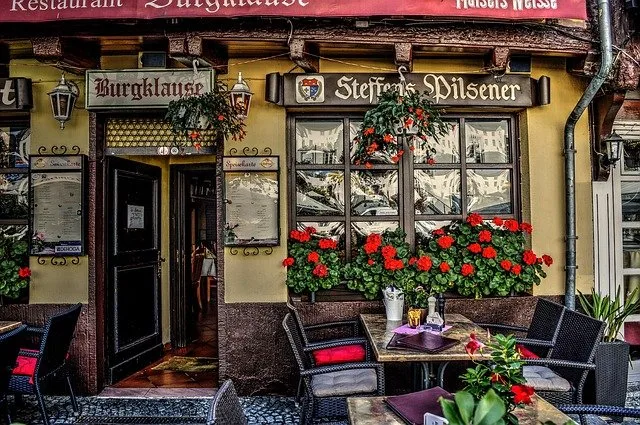 Terrasse de cafe europeenne evoquant l histoire du premier cafe ouvert par un Ukrainien a Vienne