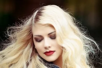 Femme russe mariée à un Français lors de leur cérémonie de mariage